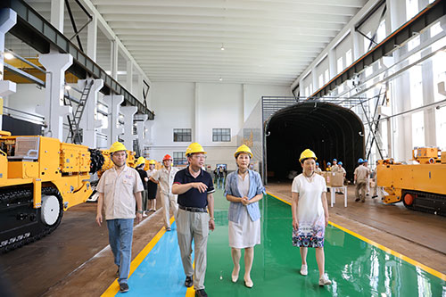 夏日(ri)送清(qing)涼 | 青浦區(qu)總工(gong)會領(ling)導(dao)赴上海創力(li)集(ji)團(tuán)開展(zhan)高(gao)溫慰問活動(dòng)(圖2)